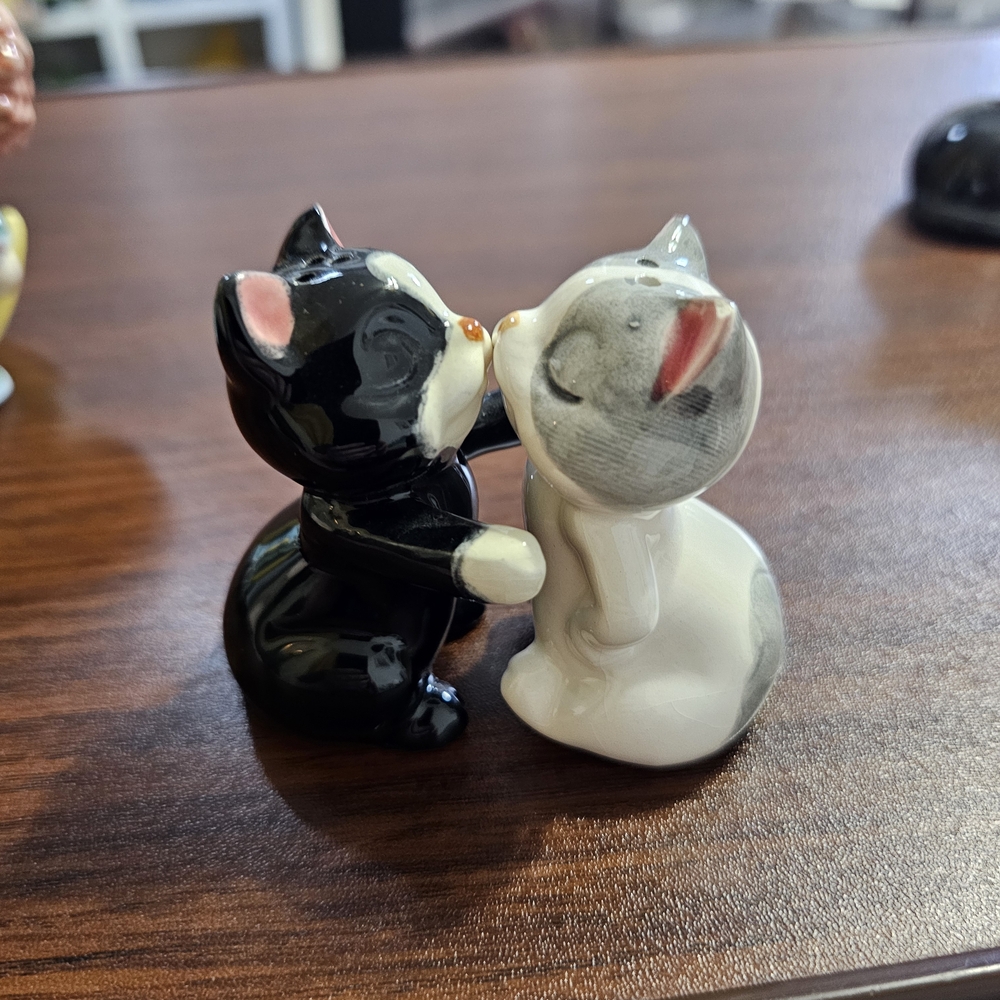 Cat Salt and Pepper Shakers - Picture 3 of 5